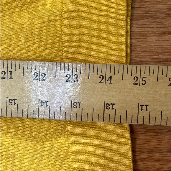 Tommy Hilfiger NWT Men's Dark Yellow V-Neck Sweater Size Medium Lightweight - Picture 9 of 13